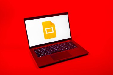 Prag, Çek Cumhuriyeti - 08 12 2025: Google Slides logosunu gösteren bir dizüstü bilgisayarın yukarıdan aşağı görüntüsü. Google Slides sunumlar ve slayt gösterileri oluşturmak için bir platformdur.