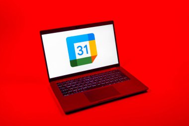 Prag, Çek Cumhuriyeti - 08 12 2025: Google Takvim logosunu gösteren tek bir arkaplanda bir dizüstü bilgisayarın yukarıdan aşağı görüntüsü. Google Takvimi olayları zamanlamak ve yönetmek için bir platformdur.