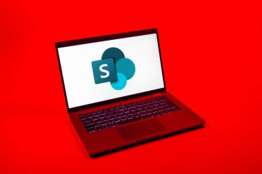 Prag, Çek Cumhuriyeti - 08 12 2025: Microsoft Sharepoint logosunu gösteren bir dizüstü bilgisayarın tepeden aşağı görüntüsü. Microsoft Sharepoint işbirliği ve belge yönetimi için bir platformdur.