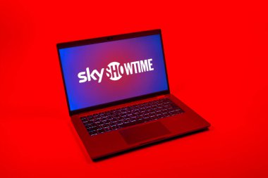 Prag, Çek Cumhuriyeti - 08 12 2025: SkyShowtime logosunu gösteren bir dizüstü bilgisayarın tepeden aşağı görüntüsü. SkyShowtime, sinema ve televizyon dizileri için bir yayın platformudur..