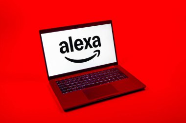 Prag, Çek Cumhuriyeti - 08 12 2025: Alexa logosunu gösteren bir dizüstü bilgisayarın tepeden aşağı görüntüsü. Alexa akıllı aygıtlar ve servisler için ses asistanıdır.