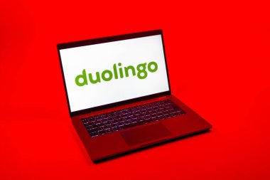 Prag, Çek Cumhuriyeti - 08 12 2025: Duolingo logosunu gösteren bir dizüstü bilgisayarın tepeden aşağı görüntüsü. Duolingo interaktif olarak dil öğrenmek için bir platformdur..