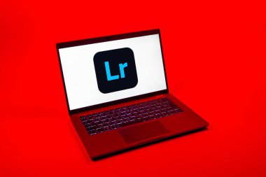 Prag, Çek Cumhuriyeti - 08 12 2025: Lightroom logosunu gösteren bir dizüstü bilgisayarın tepeden aşağı görüntüsü. Lightroom fotoğraf düzenleme ve yönetim için bir yazılımdır..