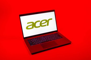 Prag, Çek Cumhuriyeti - 08 12 2025: Tek bir arkaplanda Acer logosunu gösteren dizüstü bilgisayarın yukarıdan görünüşü. Acer bilgisayar ve elektronik üreten bir teknoloji şirketidir..