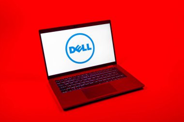 Prag, Çek Cumhuriyeti - 08 12 2025: Dell logosunu gösteren bir dizüstü bilgisayarın tepeden aşağı görüntüsü. Dell bilgisayar ve bilişim çözümleri üreten bir teknoloji şirketidir..