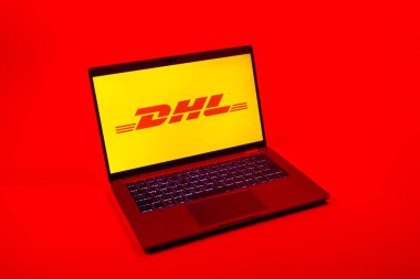 Prag, Çek Cumhuriyeti - 08 12 2025: DHL logosunu gösteren bir dizüstü bilgisayarın tepeden aşağı görüntüsü. DHL uluslararası nakliye hizmeti sunan bir lojistik şirketidir..