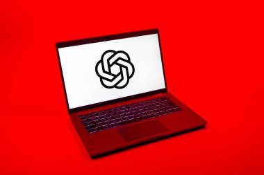 Prag, Çek Cumhuriyeti - 08 12 2025: OpenAI logosunu gösteren bir dizüstü bilgisayarın tepeden aşağı görüntüsü. OpenAI, yapay zeka modelleri ve uygulamaları geliştiren bir platformdur..