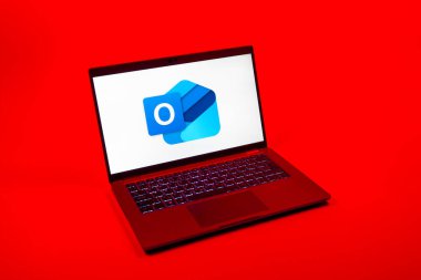 Prag, Çek Cumhuriyeti - 08 12 2025: Outlook logosunu gösteren bir dizüstü bilgisayarın tepeden aşağı görüntüsü. Outlook iletileri göndermek ve yönetmek için bir e- posta platformudur.