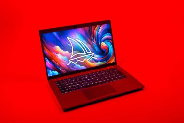 Prag, Çek Cumhuriyeti - 08 12 2025: Orta Yolculuk logosunu gösteren bir dizüstü bilgisayarın tepeden aşağı görüntüsü. Midtrip yapay zeka ürünü resimler ve sanat için bir platformdur..