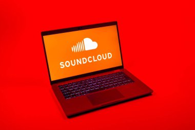 Prag, Çek Cumhuriyeti - 08 12 2025: Tek bir arkaplanda SoundCloud logosunu gösteren bir dizüstü bilgisayarın yukarıdan görünüşü. SoundCloud müzik paylaşımı ve yayını için bir platformdur..