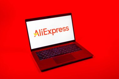 Prag, Çek Cumhuriyeti - 08 12 2025: Tek tip arkaplanda AliExpress logosunu gösteren bir dizüstü bilgisayarın yukarıdan görünüşü. AliExpress, küresel çapta bir alışveriş ürünleri çevrimiçi pazarıdır..