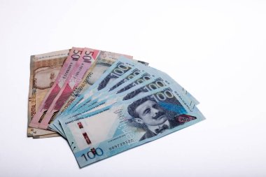 Peru banknotlarının 20, 50 ve 100 tabanlı görsel olarak cezbedici bir düzenlemesi, hayran şeklinde zarif bir şekilde yayılmış. Banknotlarda canlı renkler, karmaşık tasarımlar ve Peru 'nun zengin kültürel mirasını temsil eden ikonik görüntüler yer alıyor.