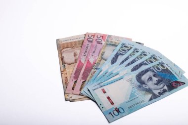 Peru banknotlarının 20, 50 ve 100 tabanlı görsel olarak cezbedici bir düzenlemesi, hayran şeklinde zarif bir şekilde yayılmış. Banknotlarda canlı renkler, karmaşık tasarımlar ve Peru 'nun zengin kültürel mirasını temsil eden ikonik görüntüler yer alıyor.