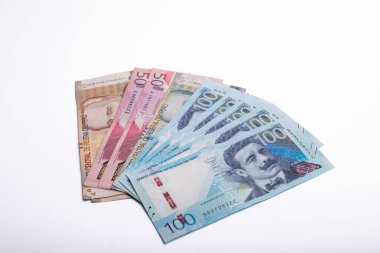 Peru banknotlarından oluşan 20, 50 ve 100 tabanlı görsel bir kompozisyon, beyaz arka planda fan şeklinde dizilmiş. Düzenleme, her banknotun ayırt edici ayrıntılarını ve renklerini vurguluyor, sanatsal ve 