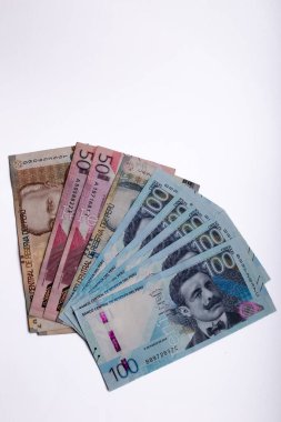 Peru banknotlarının 20, 50 ve 100 tabanlı görsel olarak cezbedici bir düzenlemesi, hayran şeklinde zarif bir şekilde yayılmış. Banknotlarda canlı renkler, karmaşık tasarımlar ve Peru 'nun zengin kültürel mirasını temsil eden ikonik görüntüler yer alıyor.
