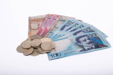 Minimalist beyaz bir arkaplan karşısında gösterilen 20, 50 ve 100 tabanlı Peru banknotlarının görsel olarak büyüleyici bir şekilde düzenlenmesi. Paraların canlı renkleri ve karmaşık tasarımları, Peru kültünü gözler önüne seriyor.