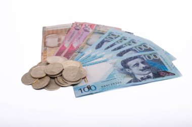 Minimalist beyaz bir arkaplan karşısında gösterilen 20, 50 ve 100 tabanlı Peru banknotlarının görsel olarak büyüleyici bir şekilde düzenlenmesi. Paraların canlı renkleri ve karmaşık tasarımları, Peru kültünü gözler önüne seriyor.