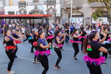 Santiago de Chile - Metropolitan Bölgesi - Şili, 03-08-2021: 8 Mart, Uluslararası Kadınlar Günü. Bir grup kadın sokakta dans ediyor. Manzara canlı ve enerjik.