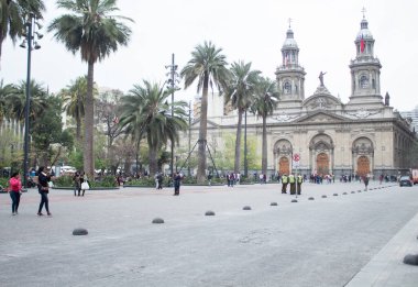 Santiago, Şili - 19 Eylül 2019: Büyük bir grup insan büyük bir binanın önünde toplandı. Sahne hareketli ve hareketli.