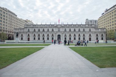 Santiago, Şili - 19 Eylül 2019: önünde avlu olan büyük bir bina. İnsanlar avluda dolanıyor..