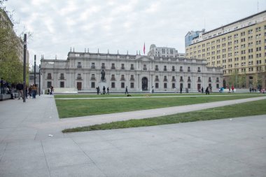 Santiago, Şili - 19 Eylül 2019: önünde bir adamın heykeli olan büyük bir bina. Bina çimenlik bir alanla çevrilidir..