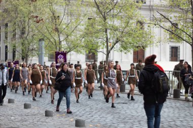 Santiago, Şili - 19 Eylül 2019: Bazıları askeri üniforma giyen bir grup insan caddede yürüyor. Sahne ciddi ve odaklanmış durumda, grup formasyon halinde yürüyor gibi görünüyor..