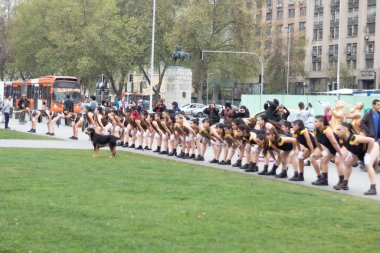 Santiago, Şili - 19 Eylül 2019: Bir grup insan bir parkta kuyruğa girdiler ve aralarında bir köpek duruyor..