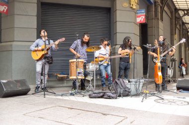 Santiago, Şili - 25 Ekim 2020: Kaldırımda enstrüman çalan bir grup müzisyen. Manzara canlı ve enerjik..
