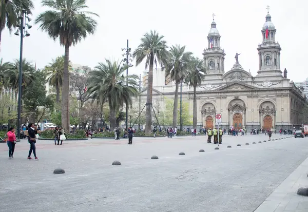 Santiago, Şili - 19 Eylül 2019: Büyük bir grup insan büyük bir binanın önünde toplandı. Sahne hareketli ve hareketli.
