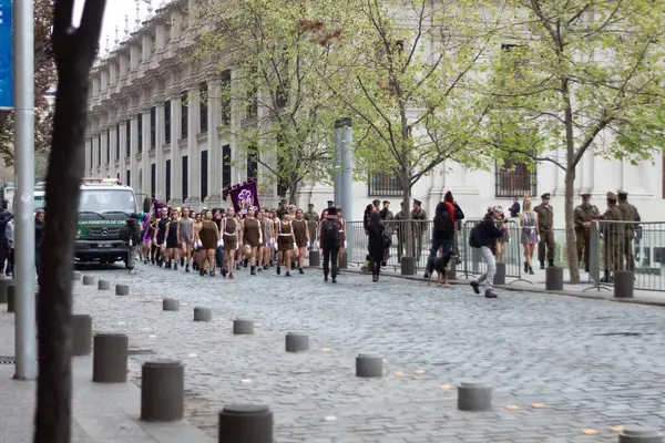 Santiago, Şili - 19 Eylül 2019: Bir grup insan arkalarında bir kamyonla caddede yürüyorlar. İnsanlar üniforma giyiyor ve bayraklar taşıyor..