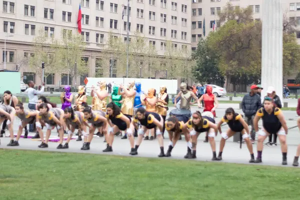 Santiago, Şili - 19 Eylül 2019: Bir grup insan parkta, bazıları kostüm giyiyor. Sahne canlı ve eğlenceli, insanlar birlikte dans ediyor ve egzersiz yapıyor..