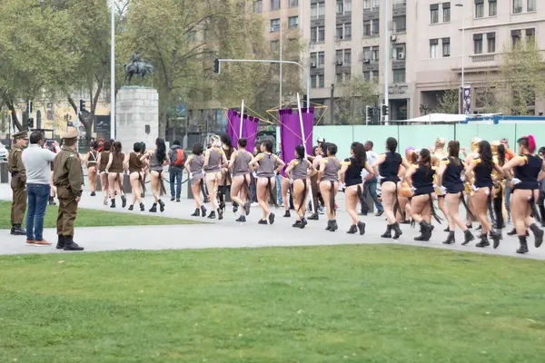 Santiago, Şili - 19 Eylül 2019: Bir grup kadın bir tarlada dans ediyor. Sahne neşeli ve neşeli..