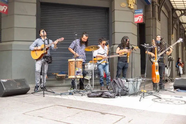 Santiago, Şili - 25 Ekim 2020: Kaldırımda enstrüman çalan bir grup müzisyen. Manzara canlı ve enerjik..