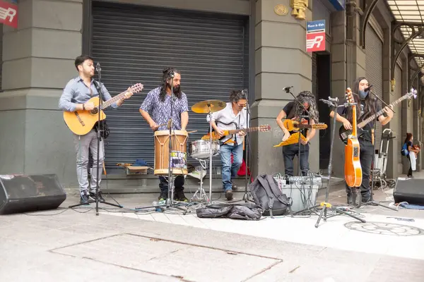 Santiago, Şili - 25 Ekim 2020: Kaldırımda enstrüman çalan bir grup müzisyen. Manzara canlı ve enerjik..