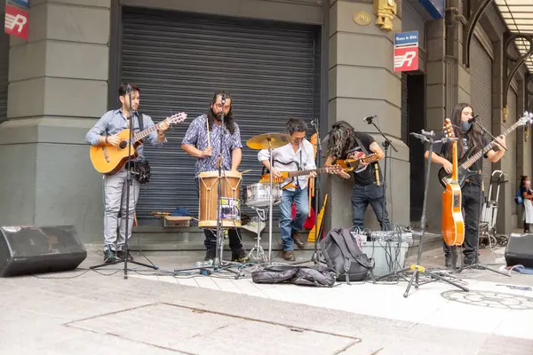 Santiago, Şili - 25 Ekim 2020: Kaldırımda enstrüman çalan bir grup müzisyen. Manzara canlı ve enerjik..