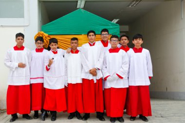 Tumbes, Tumbes, Peru 21-10-2023, Doğrulama Ayini: Kırmızı ve beyaz cüppeli bir grup genç bir arada duruyor. Üniforma giyiyorlar ve dini bir örgütün üyesi gibi görünüyorlar.