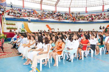 Tumbes, Tumbes, Peru 21-10-2023, Onaylama Ayini: Bir stadyumdaki sandalyelerde büyük bir kalabalık oturuyor. Sahne heyecan ve beklenti içerisindedir, çünkü insanlar muhtemelen bir gösteri ya da etkinliğin başlamasını bekliyorlar.
