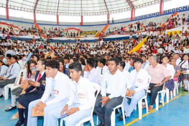 Tumbes, Tumbes, Peru 21-10-2023, Confirmation: Bir stadyumda oturmuş maç izleyen bir kalabalık. Her yaştan insanın etkinliğin tadını çıkarmak için bir araya geldiği atmosfer canlı ve enerjik.