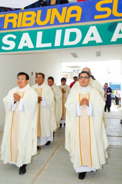 Tumbes, Tumbes, Peru 21-10-2023, Doğrulama Ayini: Beyaz cüppeli bir grup adam kuyrukta yürüyor. Gözlük takıyorlar ve dua ediyor gibi görünüyorlar.