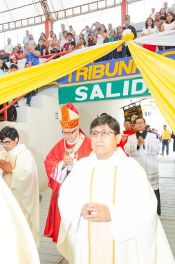 Tumbes, Tumbes, Peru 21-10-2023, Doğrulama Ayini: Beyaz cüppeli bir grup sarı bir pankartın altında yürüyor.