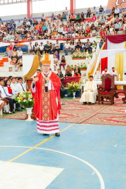 Tumbes, Tumbes, Peru 21-10-2023, Kuvvetlendirme Ayini: Kırmızı cüppeli bir adam kalabalığın önünde duruyor. Bir konuşma yapıyor.