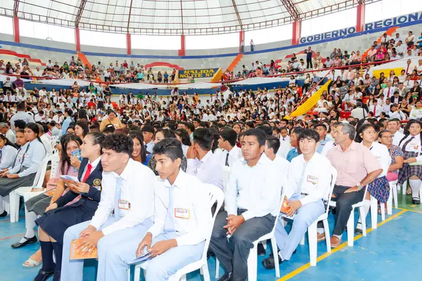 Tumbes, Tumbes, Peru 21-10-2023, Confirmation: Bir stadyumda oturmuş maç izleyen bir kalabalık. Her yaştan insanın etkinliğin tadını çıkarmak için bir araya geldiği atmosfer canlı ve enerjik.