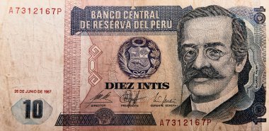 Tumbes, Tumbes, Peru - 05-12-2023: Eski Peru Banknote, üzerinde bir adamın resmi olan on sentlik bir peso banknotu. Adamın bıyığı var ve şapka takıyor.