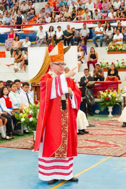 Tumbes, Tumbes, Peru 21-10-2023, Doğrulama Ayini: Beyaz yakalı ve kırmızı şapkalı bir adam bir şeyi işaret ediyor. Etrafında bir sürü insan var.