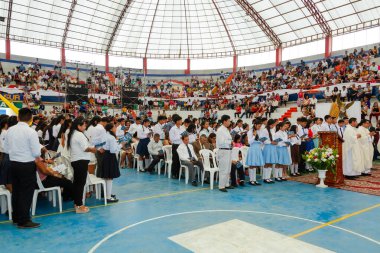 Tumbes, Tumbes, Peru 21-10-2023, Doğrulama Ayini: Büyük bir kalabalık bir spor salonunda toplandı ve bazıları sandalyelere oturdu. Atmosfer kutsal ve odaklanmış görünüyor, sanki dini bir törene ya da bir ajana katılıyorlarmış gibi.