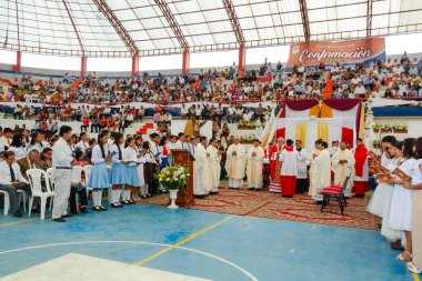 Tumbes, Tumbes, Peru 21-10-2023, Kuvvetlendirme Ayini: Dini bir etkinlik için büyük bir kalabalık spor salonunda toplandı. Etkinliğin adı Confamacion