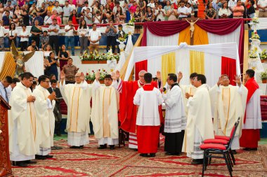 Tumbes, Tumbes, Peru 21-10-2023, Onaylama Ayini: Bir grup rahip toplandı, bazıları kırmızı ve beyaz giyiyor. Sahne saygılı ve ağırbaşlıdır.
