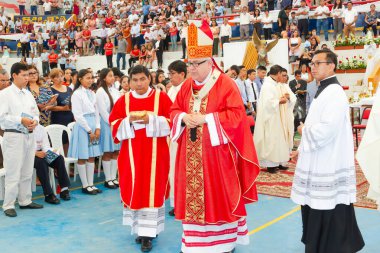 Tumbes, Tumbes, Peru 21-10-2023, Doğrulama Ayini: Bir grup insan kırmızı cüppeli bir adamın etrafında toplandı. Elinde büyük bir nesne tutuyor ve bir konuşma yapıyor.