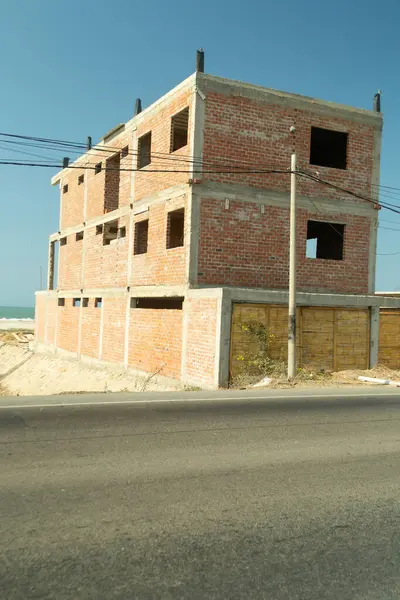 Bir sürü penceresi ve bir kaç kapısı olan büyük bir tuğla bina. Bina boş ve hiç mobilyası yok.