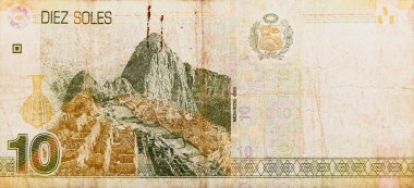Tumbes, Tumbes, Peru - 05-12-2023: Eski Peru Banknote, üzerinde dağ olan 10 peso banknot. Dağ kahverengi ve yeşildir. Gagası sarı ve beyaz.